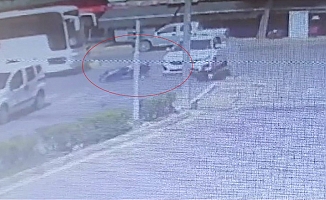 Kavşakta otomobille çarpışan motosiklet sürücüsü ölümden döndü