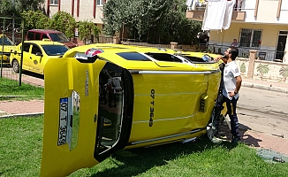  Kazada takla atan ticari taksi park içerisinde yan yattı