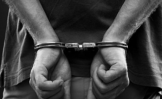 Kendisini polis olarak tanıtan dolandırıcı nefes kesen operasyonla yakalandı!