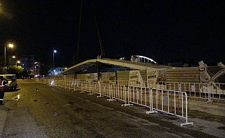 Köprüde yerine yerleştirilmek için kaldırılan köprünün tablası ortadan kırıldı