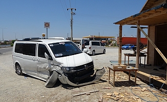 Marangoz ustası kaza yapan aracın altında kalmaktan son anda kurtuldu