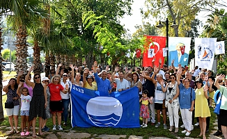 Muratpaşa’nın plajlarının mavi bayrakları teslim edildi