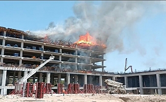 Otel inşaatının kalıpları alev alev yandı, devreye helikopter girdi