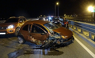  Otomobilin bariyerlere çarptığı kazada sürücü ölümden döndü