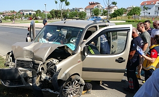  Palmiye ağacına çarpan kadın sürücü araç içinde sıkıştı