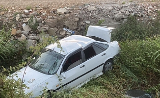 Sürücü belgesi olmadan kullandığı otomobille kanala uçtu