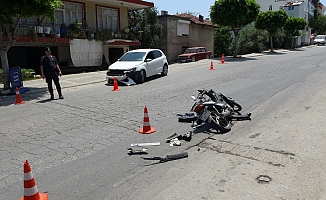 Sürücü belgesi olmayan motosikletli 'U' dönüşü yapan otomobile çarptı