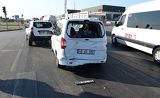 Zincirleme kazaya karışan minibüs sürücüsü olay yerinden kaçtı