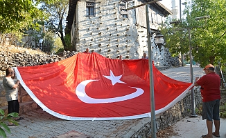  54 haneli mahallede 54 metrekarelik Türk bayrağı