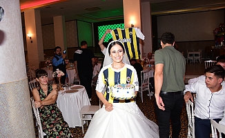 Gelinden damada Fenerbahçe forması ve marşla doğum günü sürprizi