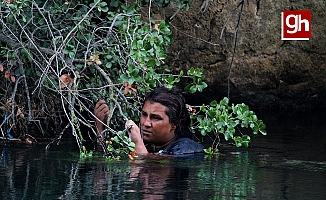 Genç kadının buz gibi suda, yaşam mücadelesi!