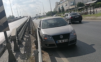 Kaza yapan motosiklete çarpmamak istedi, çelik bariyerlere çarptı