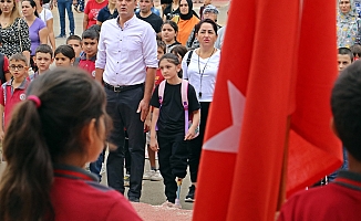 13 günlükken sol bacağı kesilen Özge, protez bacağıyla okula gelip ders başı yaptı