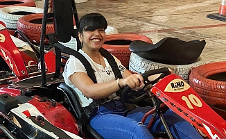 Eğlenmek için bindiği go-kart’ta saçı tekere dolandı!