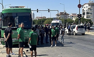 Serik belediyespor takımını taşıyan otobüs, maç öncesi kaza yaptı, 1 kişi yaralandı