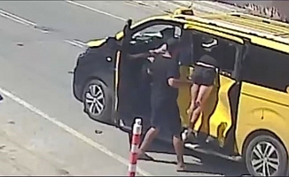 Taksiyle çarpışan motosiklet sürücüsü, fırlayarak girdiği camda asılı kaldı