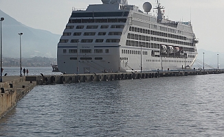 ABD'li 651 yolcu ve 392 personel taşıyan kruvaziyer Alanya Limanı'na demirledi