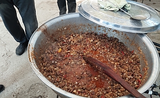 Düğün evinde sabah kahvaltısında ciğer ikram ediliyor