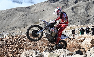 Endurocular deniz seviyesinden 2 bin 365 metre yükseklikteki Tahtalı Dağı’nın zirvesine çıktı