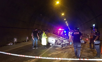 Kontrolden çıkan otomobil tünelde takla attı: 2 ölü