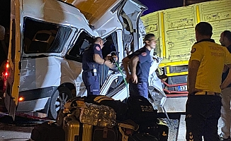  Minibüsün kamyona ok gibi saplandığı kaza: 2 ölü, 9 yaralı