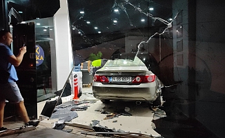 Oğluyla tartıştı... Fren yerine gaza basınca iş yerine daldı!