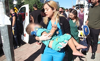 Antalya'da otomobil alt geçit girişindeki levhaya çarptı