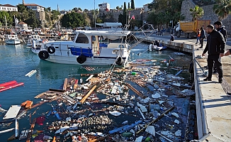 Antalya’da denizin üzerindeki tekne ve ağ parçaları fırtınanın boyutunu gözler önüne serdi