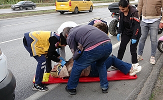  Aracın aynasına çarpan motosiklet 20 metre sürüklendi