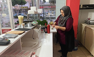 Küçük kız çocuğunu annesini çağırmasını isteyerek dışarı çıkartan hırsızlar, girdikleri dükkanı soydu