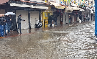  Alanya’da rögarlar taştı, çarşı merkezini su bastı