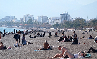 Antalya'da dünyaca ünlü sahilde yılın son yoğunluğu