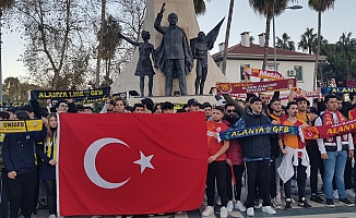 Antalya'da vatandaşlar terörü protesto etti