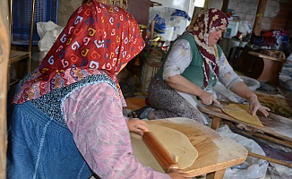 Antalyalı kadınların erişte kesme ve dibek taşında buğday dövme geleneği