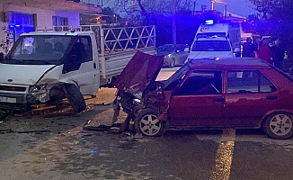 Kamyonet ile otomobil çarpıştı: 3 yaralı