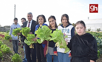 Özel öğrenciler, tarım lisesi öğrencilerinin ürettikleri mantarları ve sebzeleri birlikte topladı