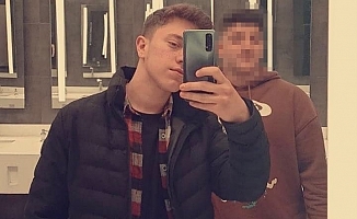 Park halindeki kamyona çarpan motosikletli genç hayatını kaybetti