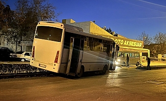 Sürücü hapşırınca kontrolden çıkan midibüs elektrik direğine çarptı