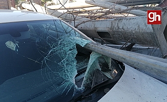  Tırın üzerindeki demir direkler otomobillerin üzerine devrildi