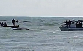Alabora olan bottaki iki kişiyi balıkçılar kurtardı