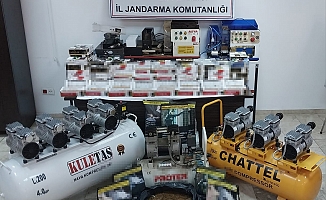 Evde kaçak sigara üretip satan 2 kişi yakalandı