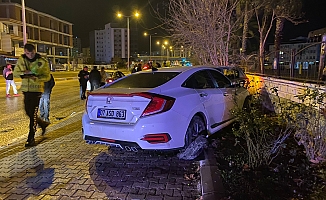  İki otomobilin karıştığı kazada sürücüler yaralandı