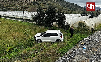İstinat duvarını aşıp tarlaya uçtu