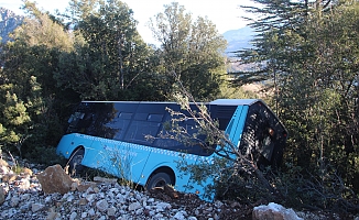 Şehir içi yolcu otobüsü şarampole devrildi!