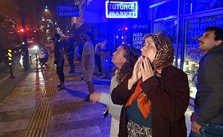 Yaşlı karı kocanın alev alev yanan binada olduğu ihbarı mahalleliyi sokağa döktü