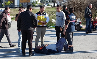 Otomobil ile motosikletin çarpıştı