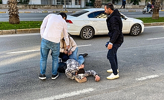  Yerde uzun süre yatan yaralının başının altına kaldırım taşı koydular