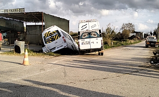Antalya'da öğrenci ve işçi servisleri çarpıştı: 9 yaralı