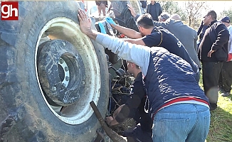  Devrilen traktörün altında kalan sürücüyü itfaiye ekipleri kurtardı