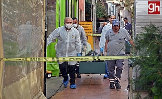 Evsiz adam iş merkezi önündeki kaldırımda ölü bulundu